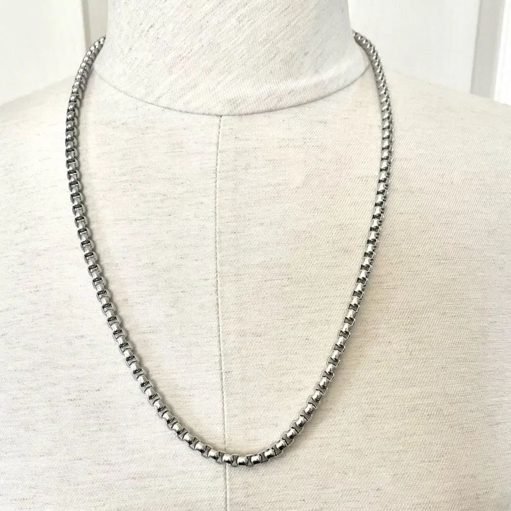 Silver tone necklace 